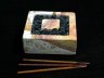P334Smc.JPG - <p>RÃ¤ucherstÃ¤bchenhalter, Sandstein Rainbow, mit Dekosteinen, 9x9cm</p><p>â‚¬ 12,00</p>